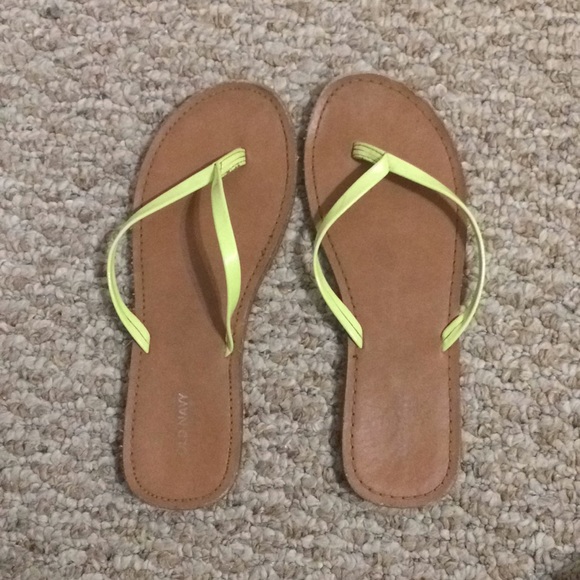 Neon yellow flip flops - Picture 1 of 1